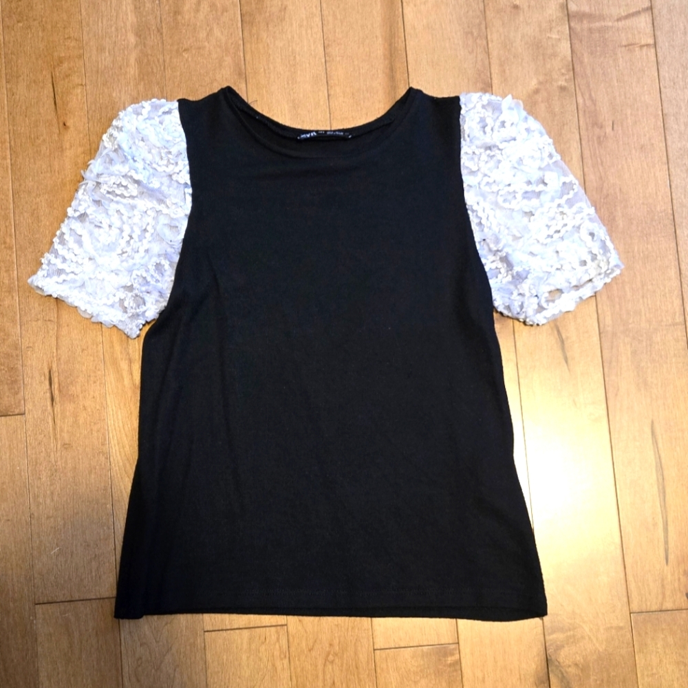 🌟Black and White Lace Sleeve Top S
